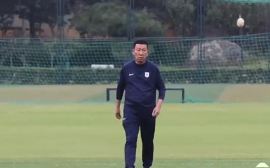 国米也可能会引进一名右边后卫，让达米安踢中后卫的位置。